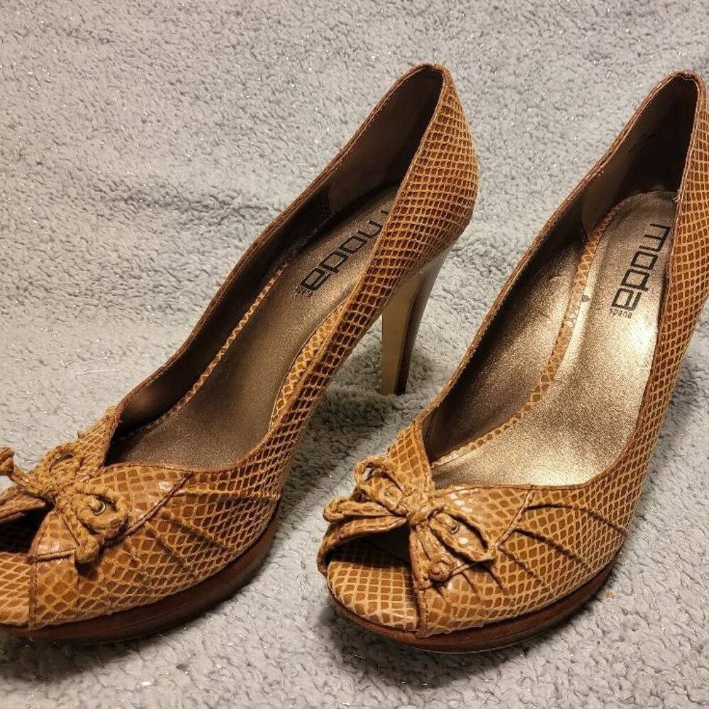 Moda Spana tan faux snake skin peep toe platform shoes, women's 9M, bow detail
